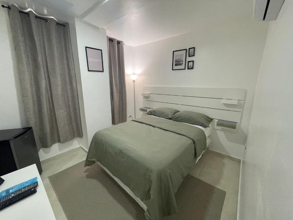 圣多明各Hotel Conquistador Santo Domingo的白色的卧室设有床和窗户