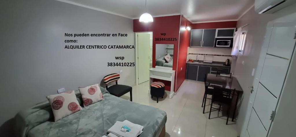 卡塔马卡Alquiler Céntrico Catamarca I的带沙发的小客厅和厨房