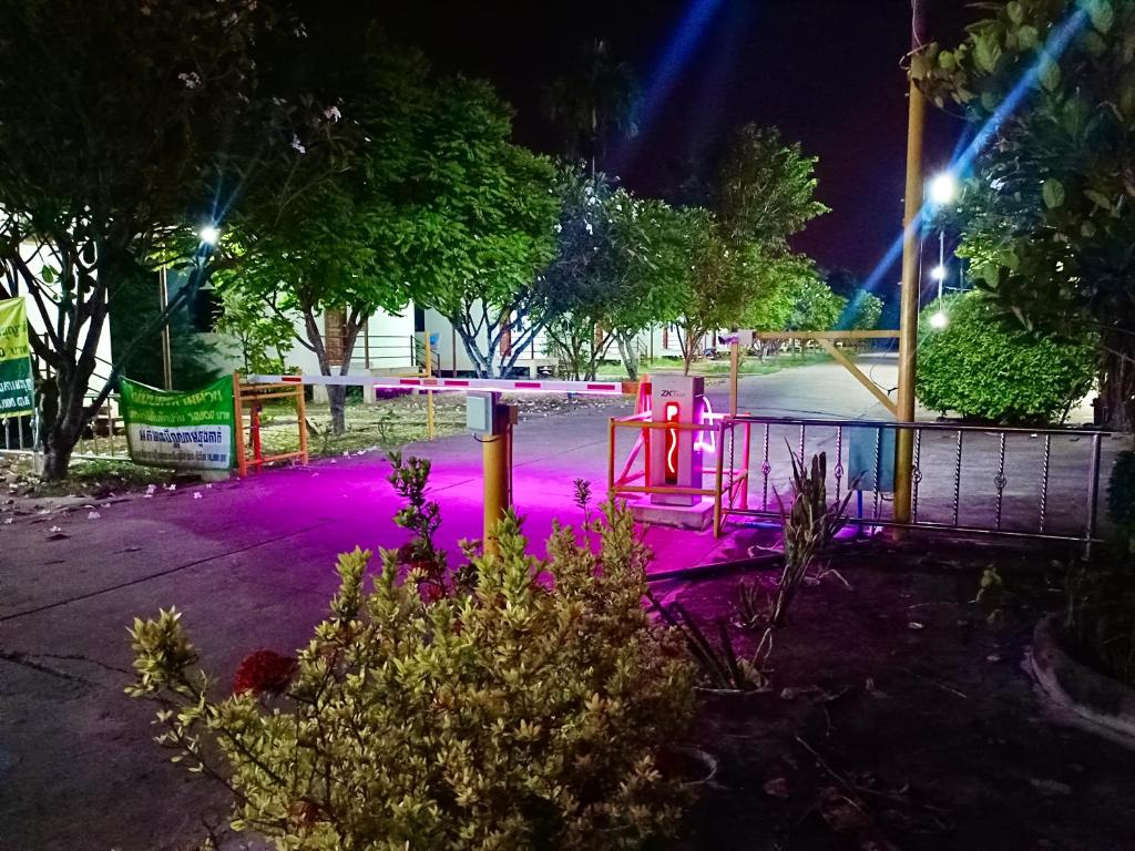 亚兰โรงเกลือรีสอร์ท的公园里晚上有紫色灯光的游乐场