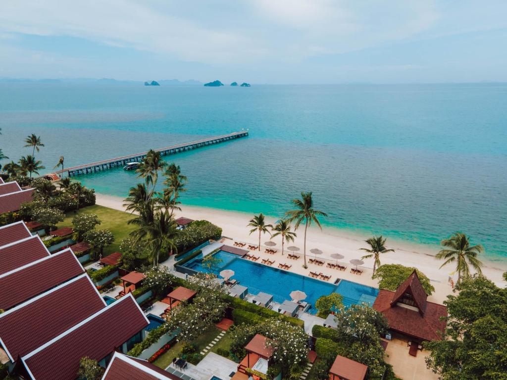 塔林甘海滩InterContinental Koh Samui Resort, an IHG Hotel的享有海滩和海洋的空中景致
