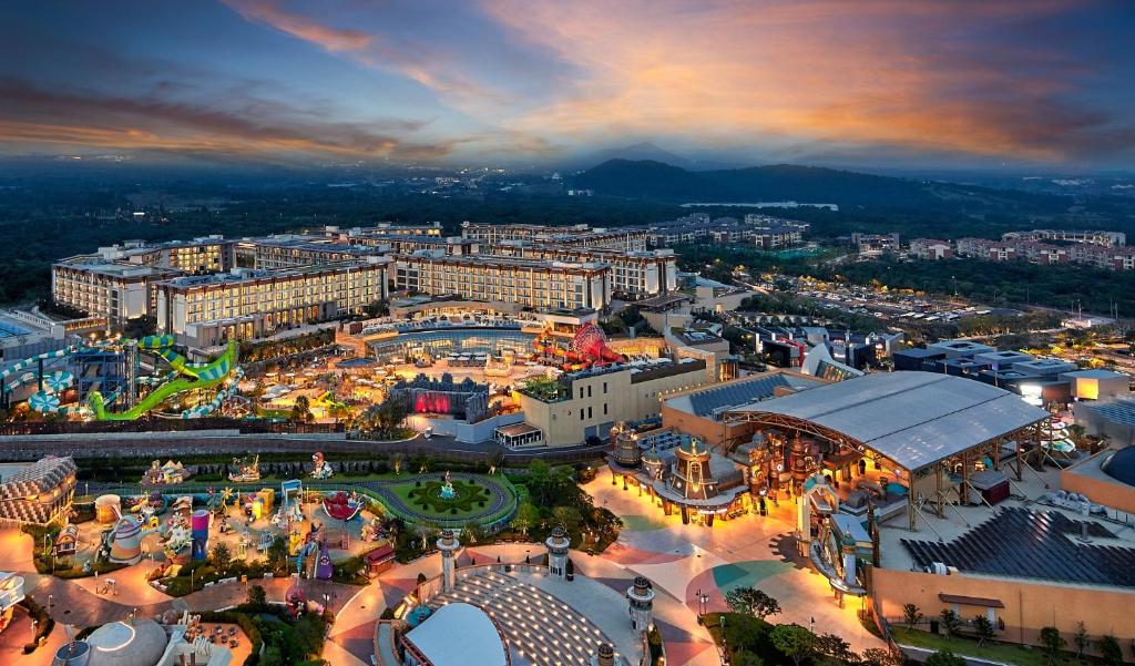 西归浦市济州神话世界度假酒店 – 蓝鼎的夜晚城市的顶部景色