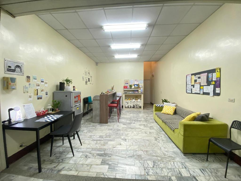 Changhua County彰濱伸港民宿的客厅配有黄色的沙发和桌子