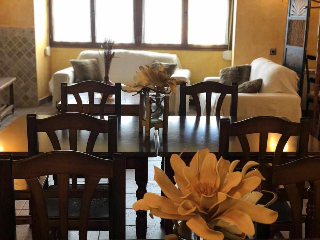 HormillaCasa rural hormilla的客厅配有桌椅和鲜花