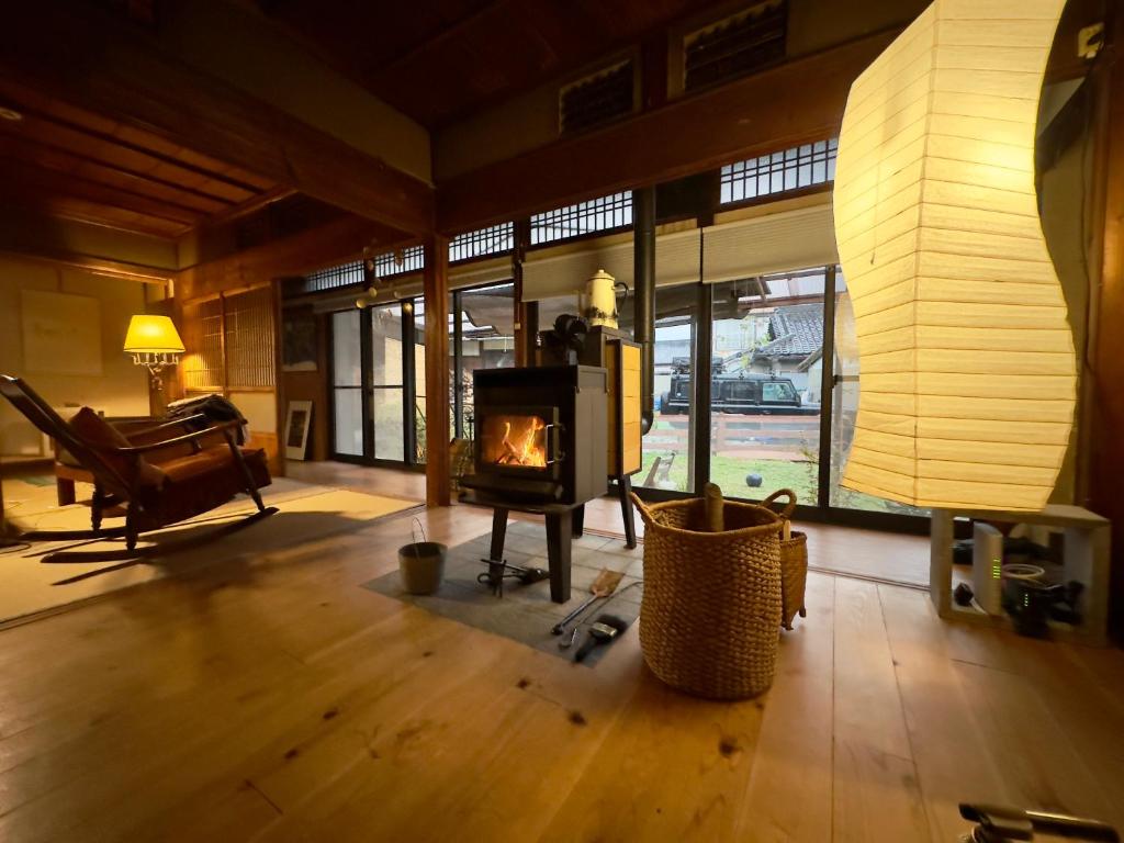 岬町犬と泊まれる平屋Dog friendly house 黄昏的客厅设有壁炉和钢琴。