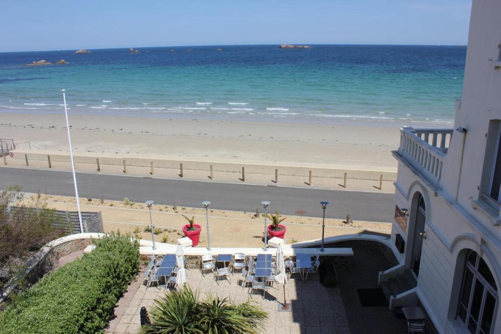 普卢加斯努沙子城堡公寓的从大楼的阳台上可欣赏到海滩景色