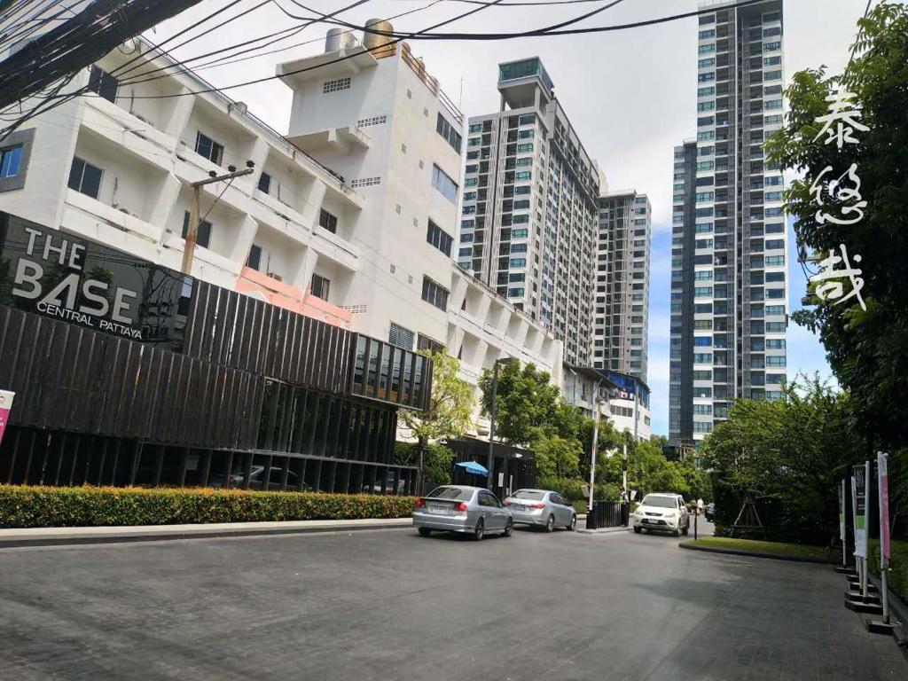 芭堤雅市中心The Base Central Pattaya Thai的一条街道,汽车停在大楼的一侧