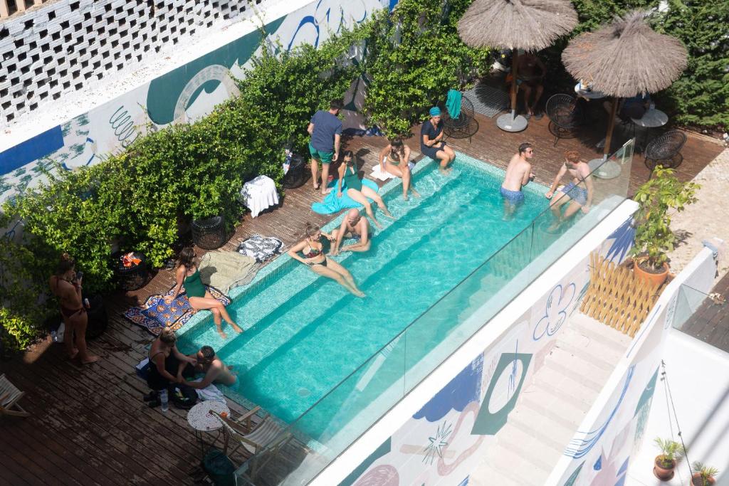 里斯本Selina Secret Garden Lisbon的一群人在游泳池游泳