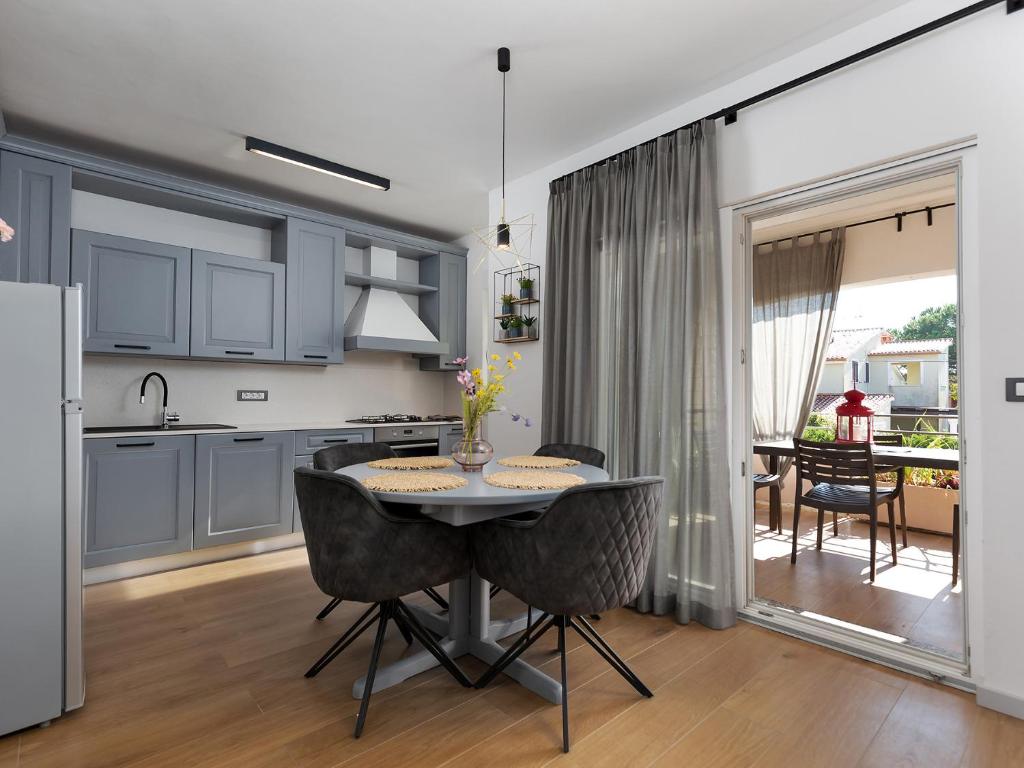 瓦布里加Luxury Apartment Vabriga的厨房以及带桌椅的用餐室。