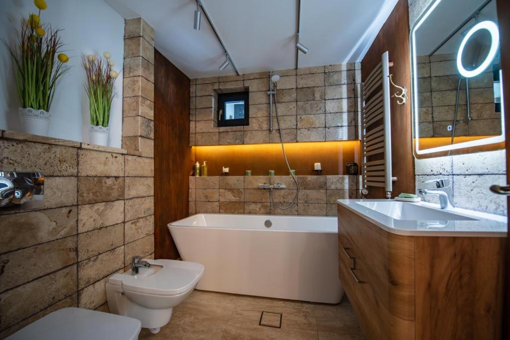 Breaza de JosBlaje的带浴缸、卫生间和盥洗盆的浴室