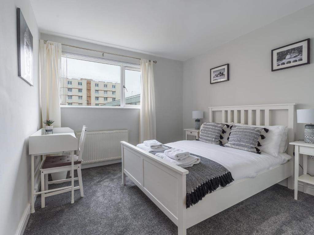泰恩河畔纽卡斯尔Charming 3-Bed House in Newcastle upon Tyne的白色的卧室设有床和窗户