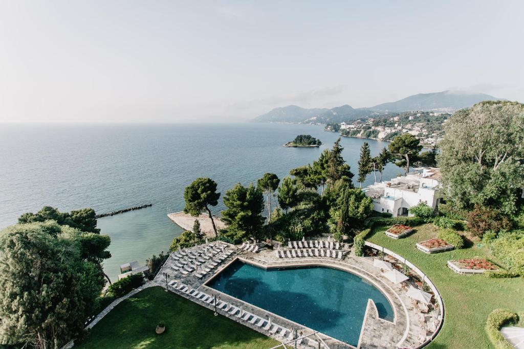 科孚镇科孚宫酒店的享有别墅空中景致,设有游泳池和海洋