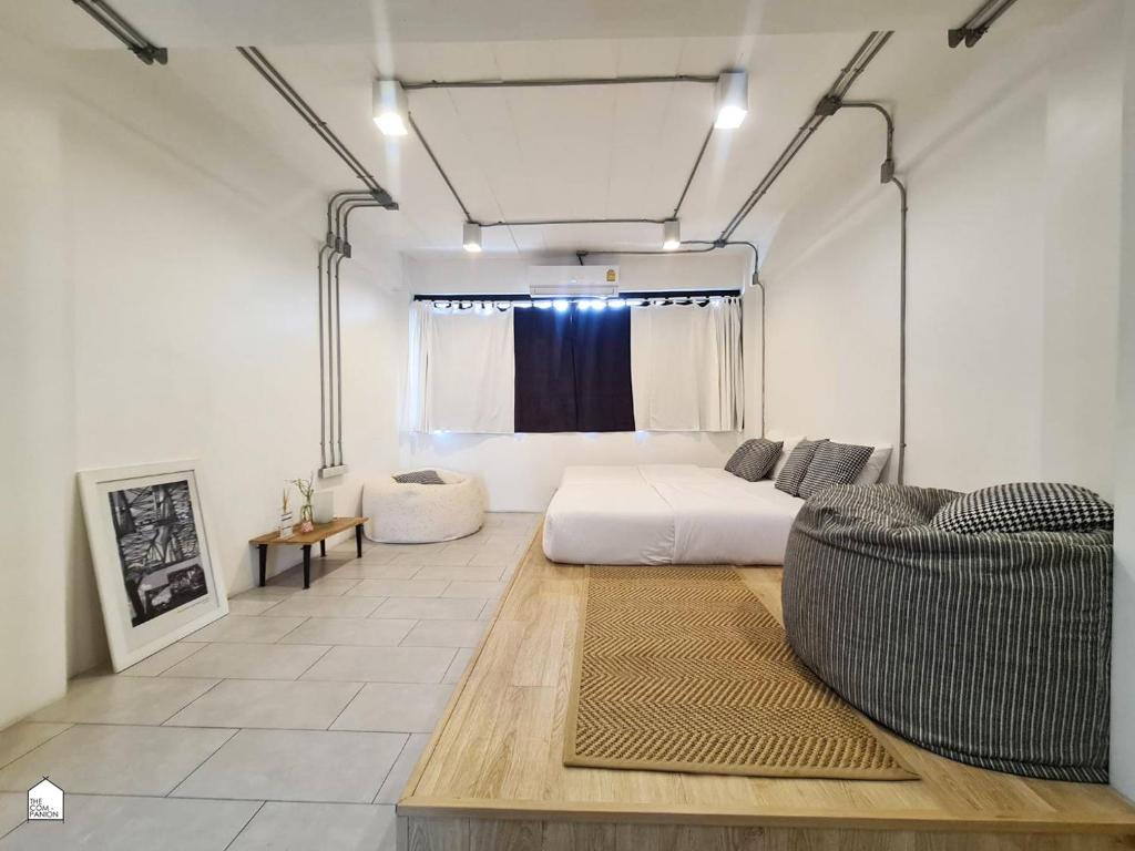 曼谷康帕尼恩旅舍的客厅配有床和沙发