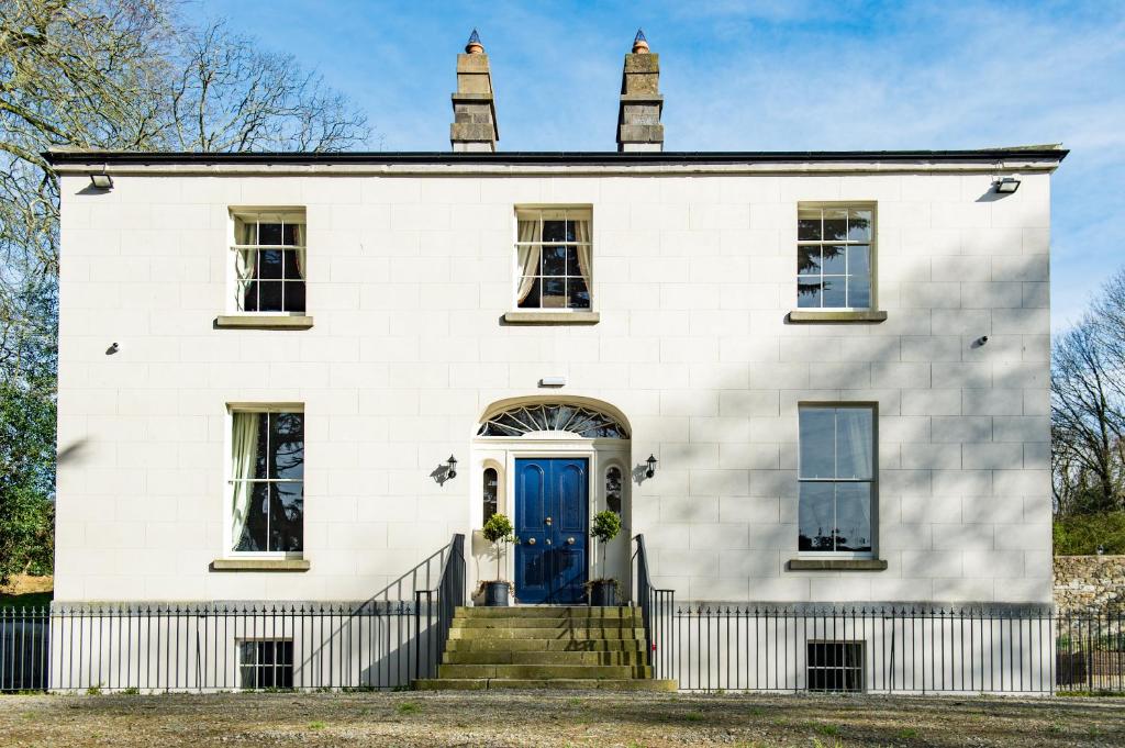 斯莱恩Boyne House Slane的白色的房子,有蓝色的门