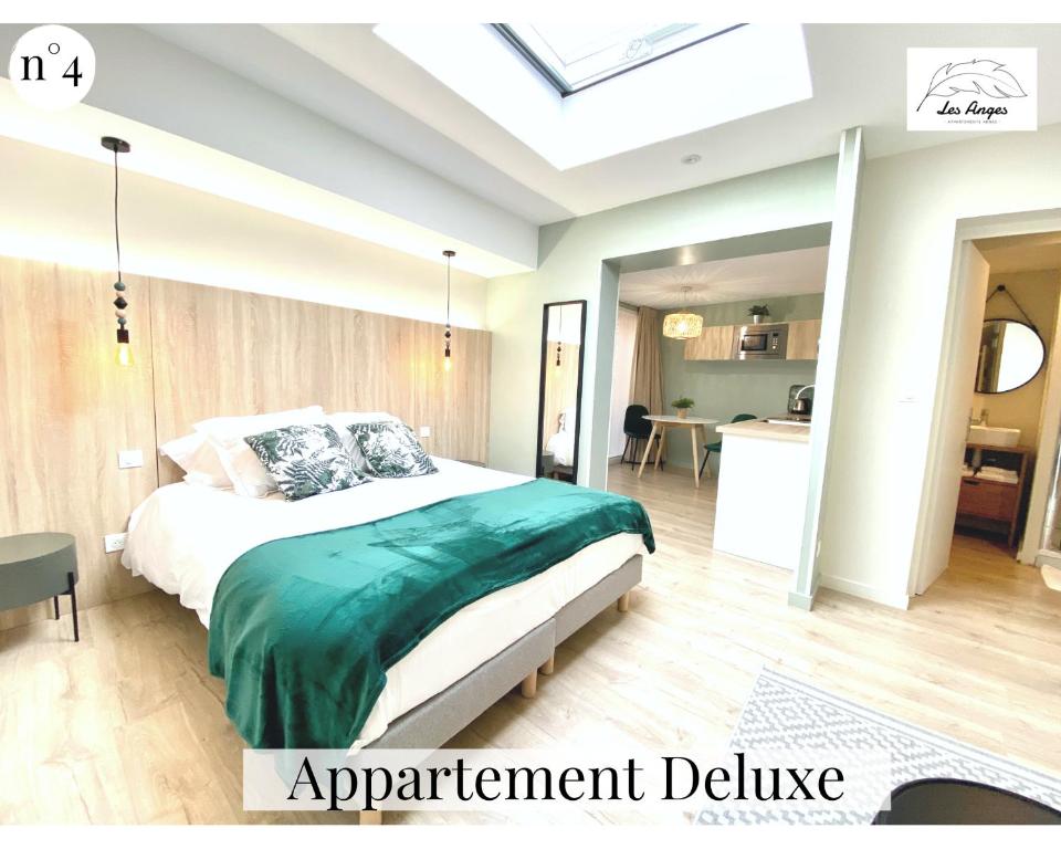 阿拉斯Les Anges - 6 appartements - Place des héros的一间带大床的卧室和一间厨房