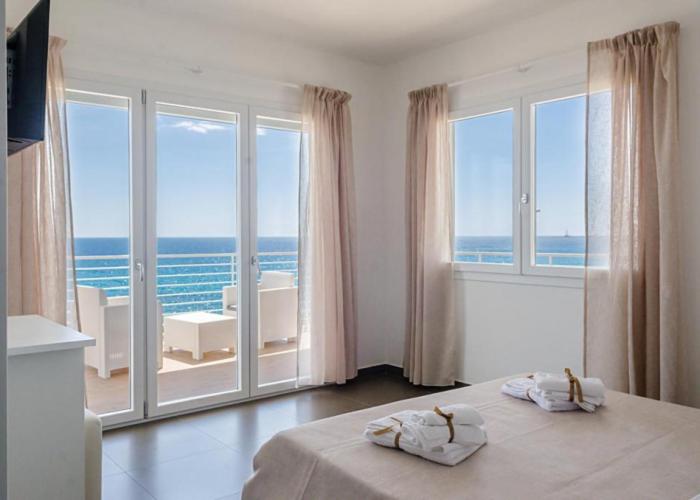 加利波利Spuma di mare的一间卧室配有一张床,享有海景