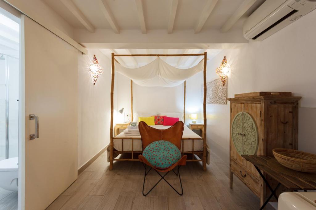 马略卡岛帕尔马Casa Catalina的配有床、桌子和椅子的房间