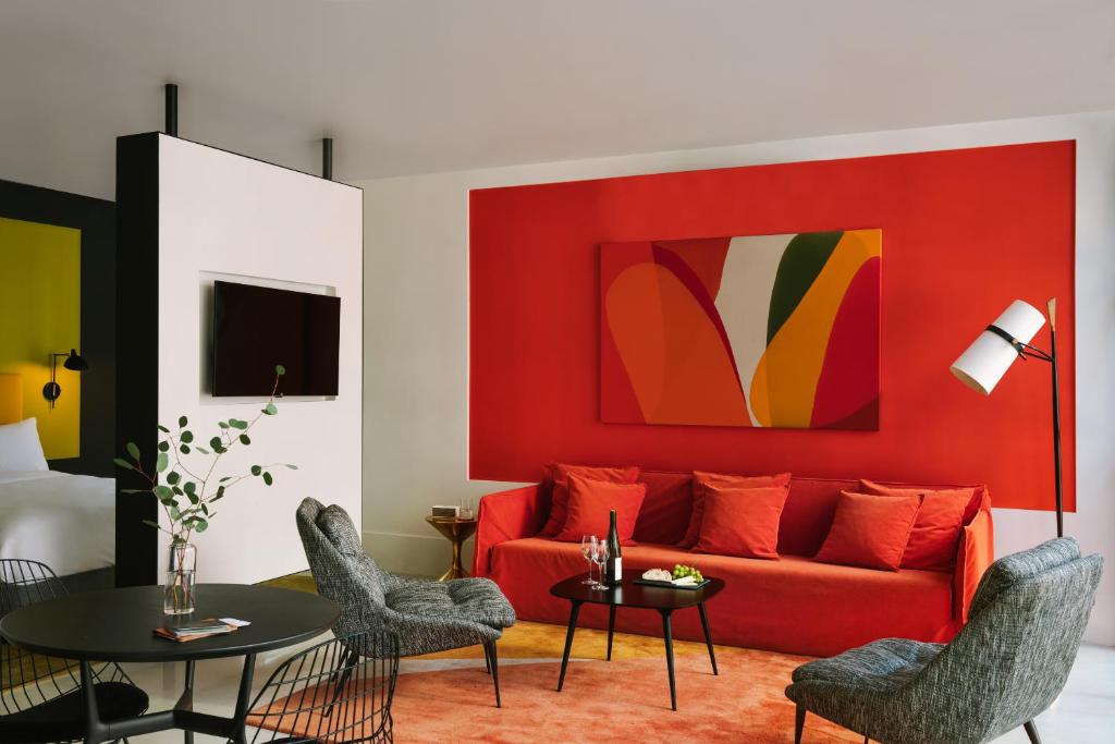 纽约The William powered by Sonder的客厅配有红色的沙发和桌子