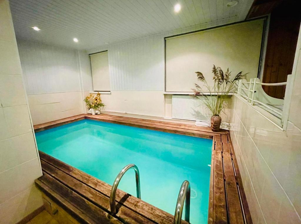 纳尔瓦约埃苏Laine guesthouse的设有一个大型游泳池,