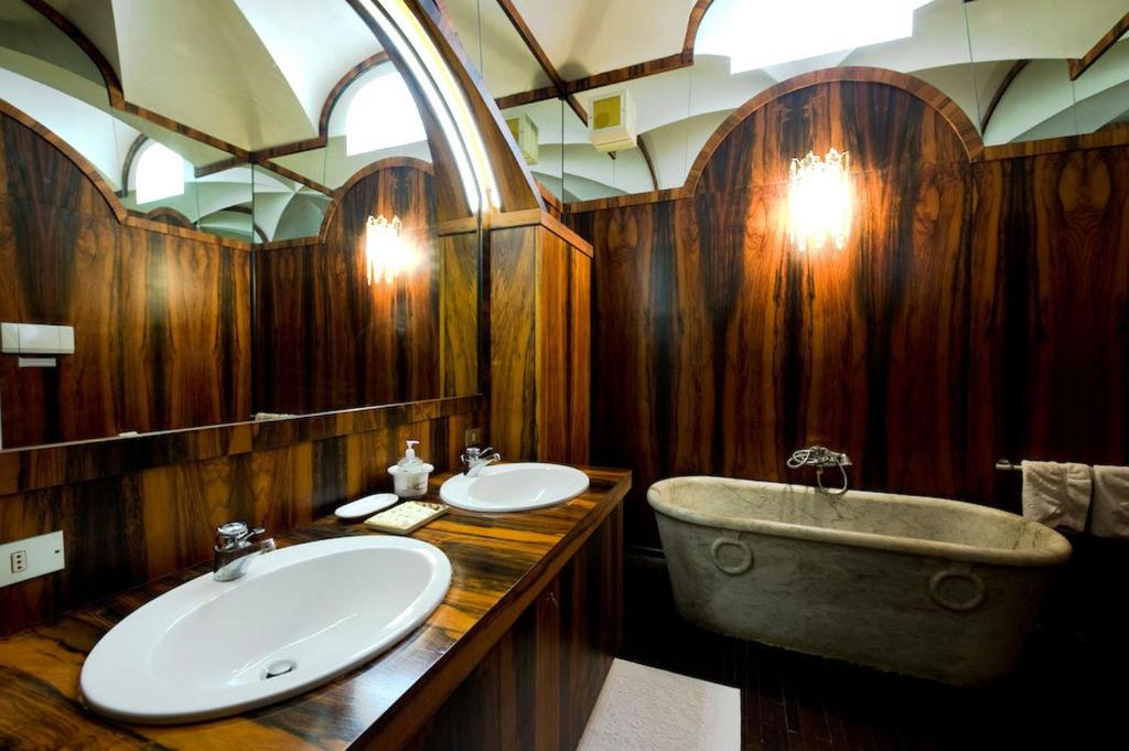 拉文纳卡萨马索利酒店的浴室配有两个盥洗盆和浴缸。