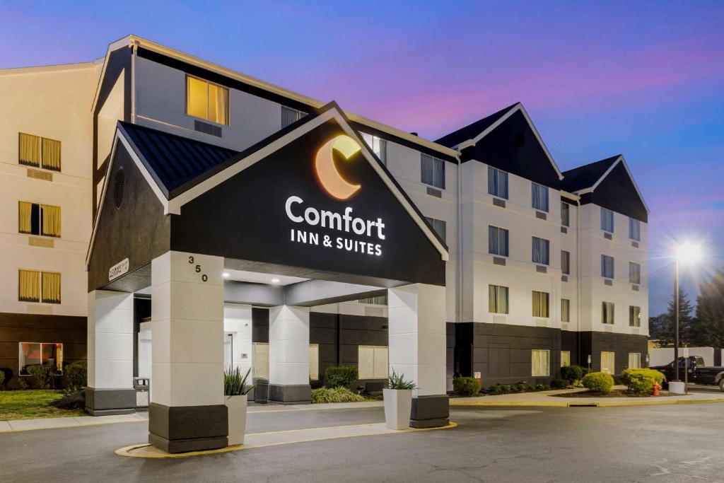 劳雷尔山Comfort Inn & Suites Mt Laurel-Philadelphia的一座建筑,上面标有阅读舒适旅馆和套房的标志