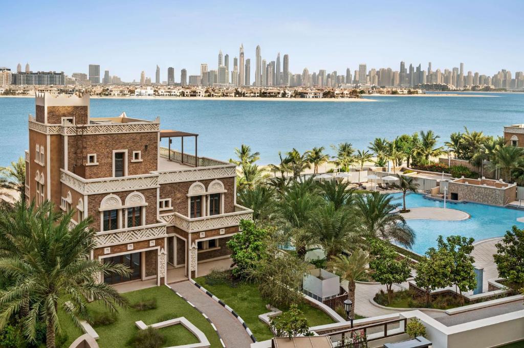 迪拜Wyndham Residences The Palm的城市背景房屋的空中景观