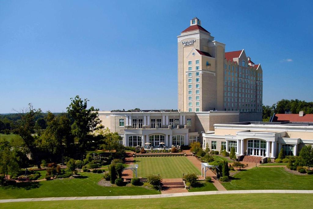 格林斯伯勒Grandover Resort & Spa, a Wyndham Grand Hotel的一座大型建筑,上面有一个钟楼