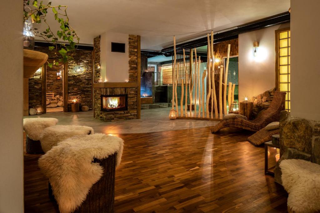 弗尔赫拉比根多尔夫酒店的客厅设有壁炉、沙发和椅子