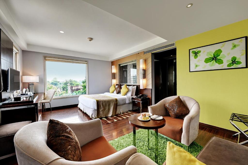 古尔冈Quality Inn Gurgaon的酒店客房设有床和客厅。