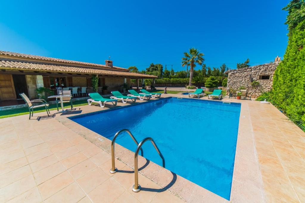 埃尔波特Ideal Property Mallorca - Moli的一个带椅子的游泳池以及一座房子