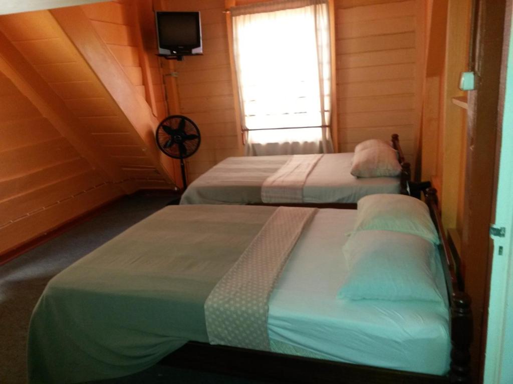 帕拉马里博奥博格旅馆的小型客房 - 带2张床和窗户