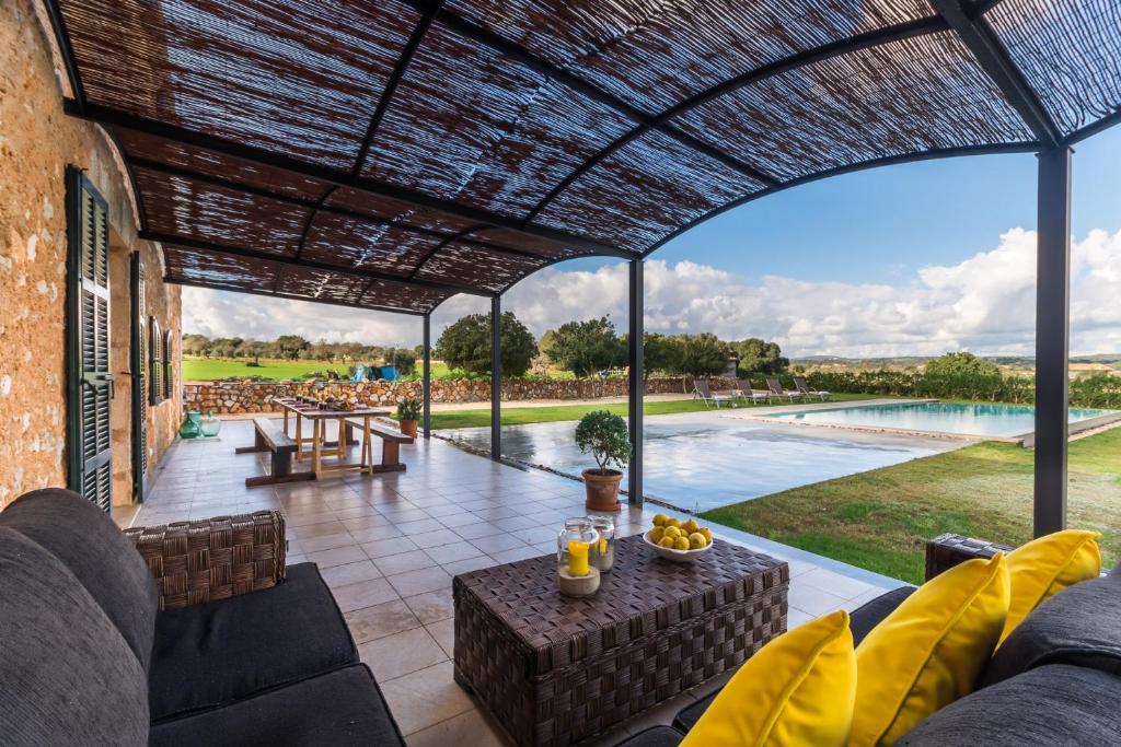 马纳科尔Ideal Property Mallorca - Pleta 8 PAX的享有游泳池景致的户外庭院