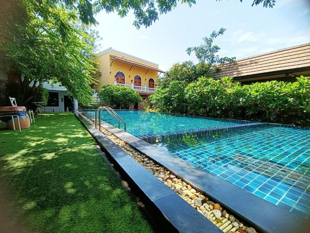 素可泰艾恩盖伊精品酒店的一座房子的院子内的游泳池