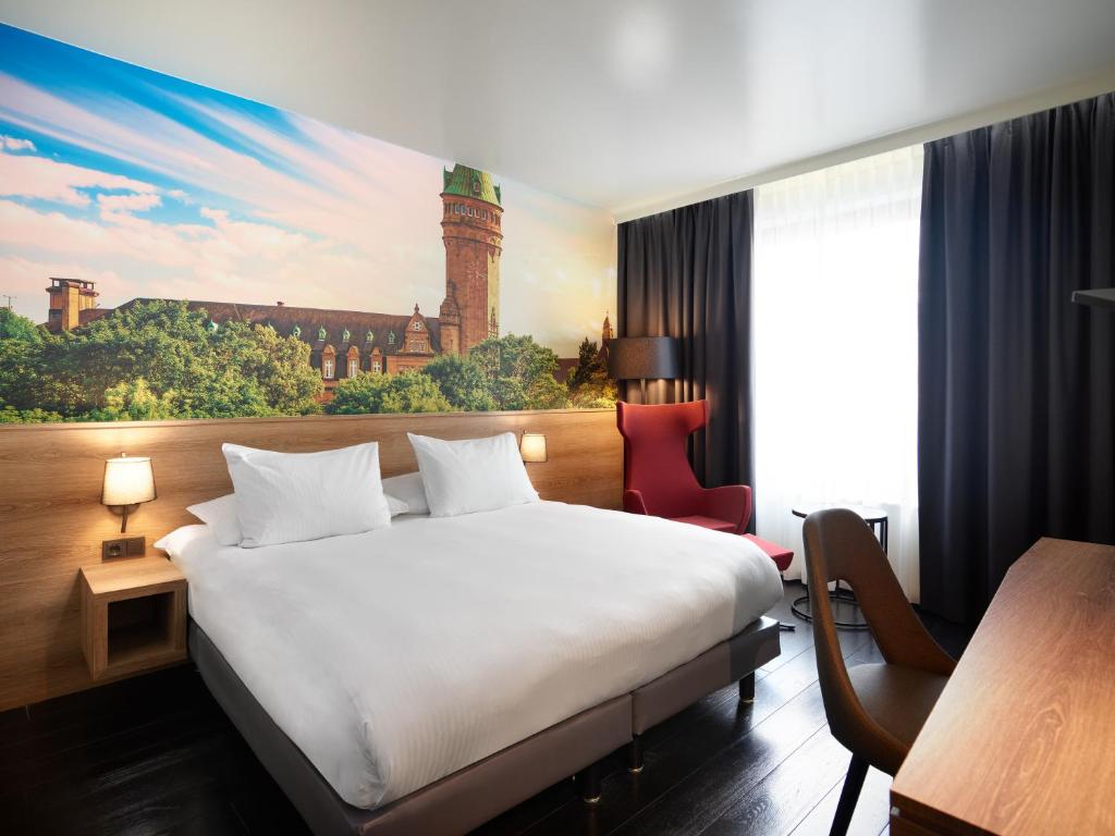 卢森堡拉蒂森卢森堡市公园旅馆的酒店客房设有白色的床和窗户。