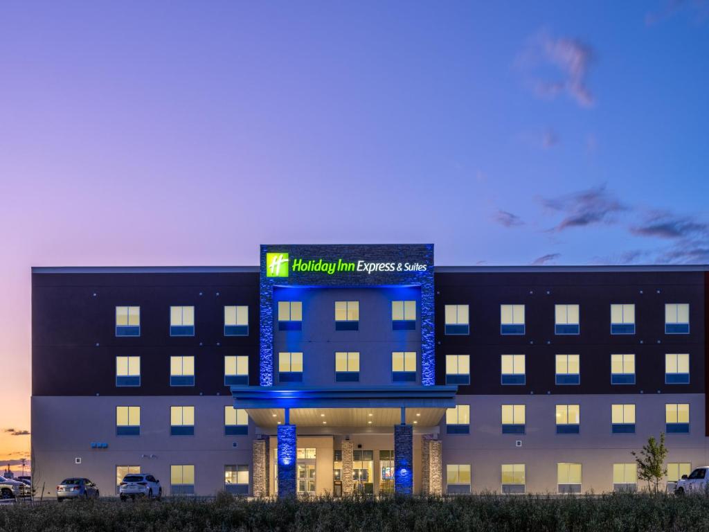 沃特敦Holiday Inn Express & Suites - Watertown, an IHG Hotel的一座医院建筑,上面有蓝色的标志