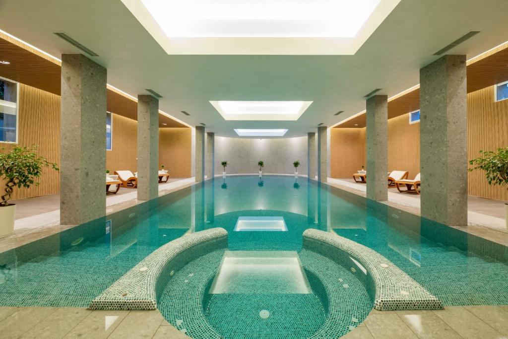 索非亚Maison Sofia - MGallery的酒店大堂的大型游泳池
