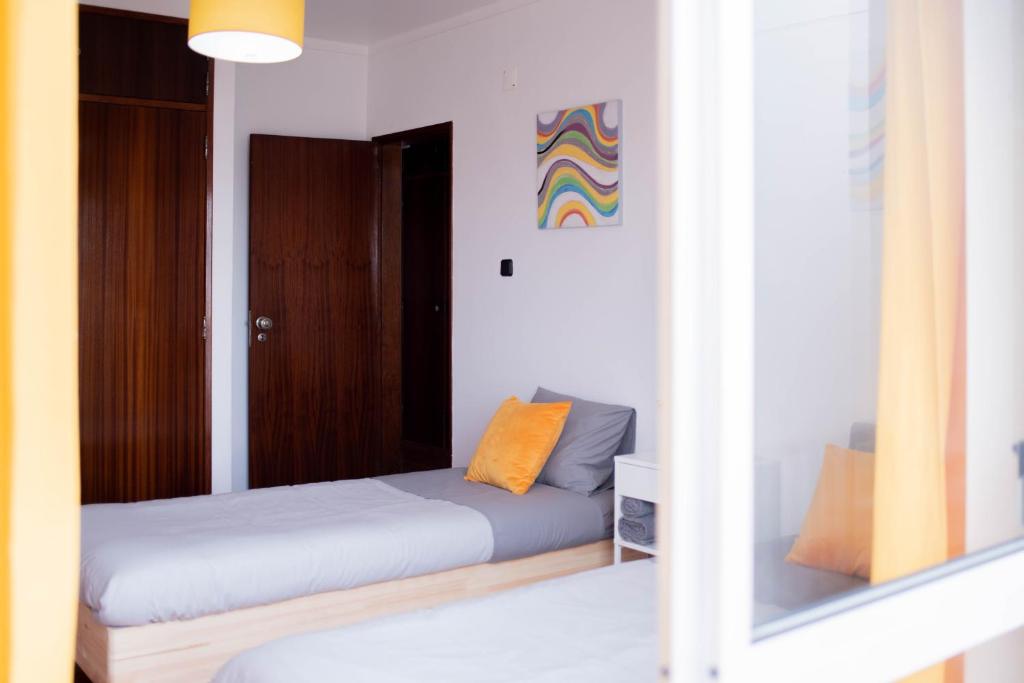 巴勒尔Baleal Surf Emotions的带两张床和镜子的客房