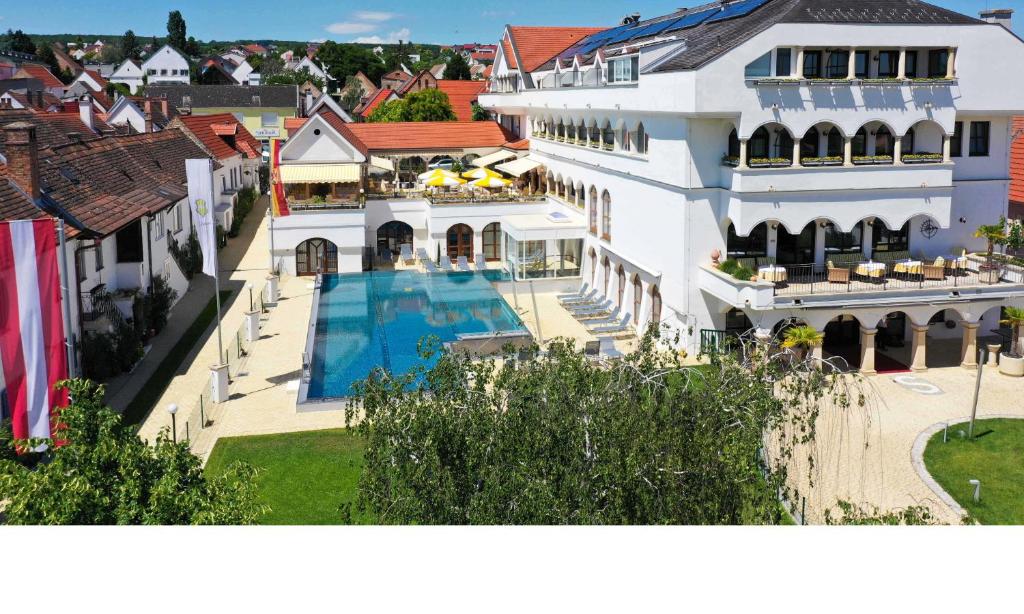 滨湖默尔比施施密特皮瓦特酒店的享有带游泳池的大型白色房屋的空中景致