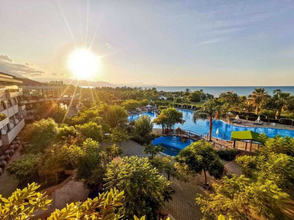 坎波菲利斯·迪·罗切Grand Palladium Sicilia Resort & Spa的享有度假村游泳池的空中景致