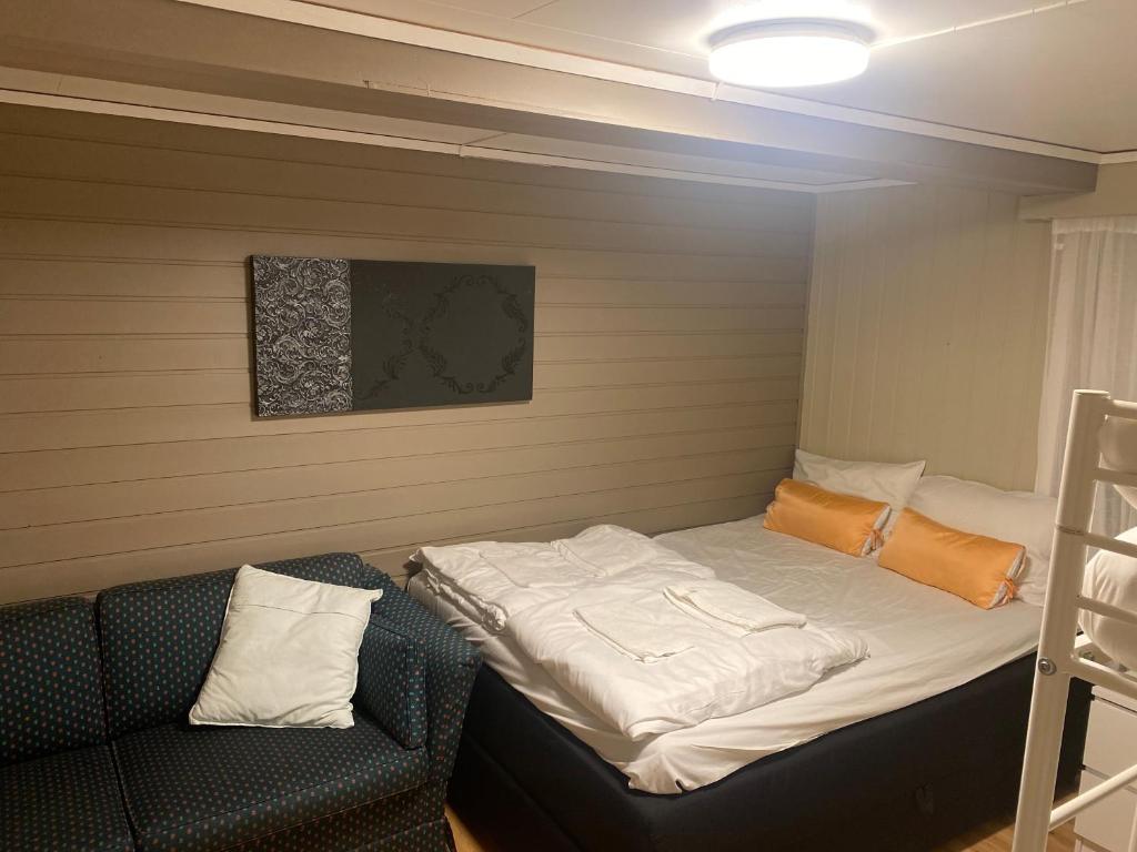 SeljeFrimannsbuda的小房间设有床和沙发