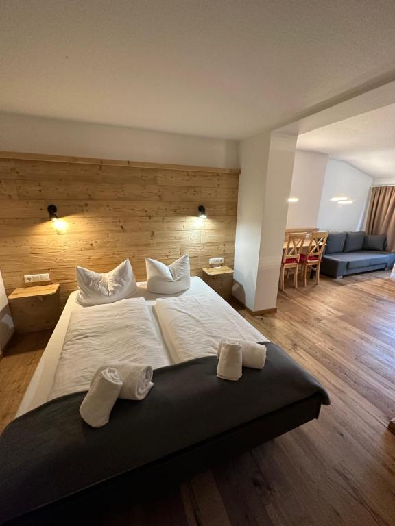 阿尔高内的伊门施塔特Hotel Bergstätter Hof的一间卧室配有一张大床和两条毛巾