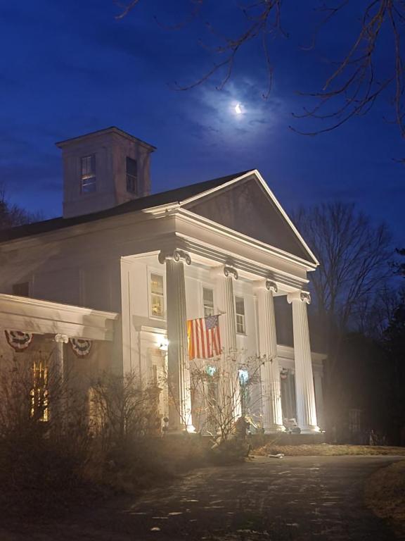 米斯蒂克1833之家住宿加早餐旅馆的一面有旗帜的白色房子