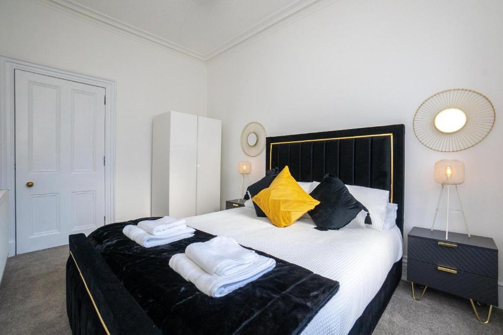 阿伯丁Brulee House - Luxury 2 Bed Apartment in Aberdeen Centre的一间卧室配有一张大床和毛巾
