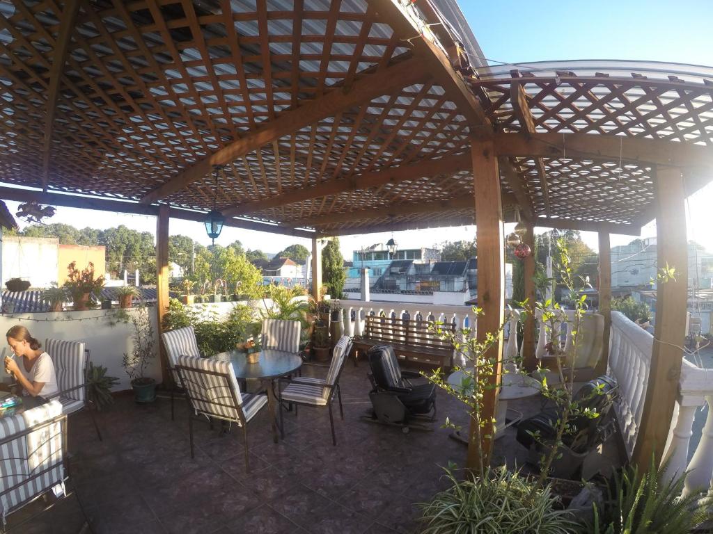 危地马拉马里亚纳佩蒂特住宿加早餐旅馆的天井上配有带桌椅的木制凉亭
