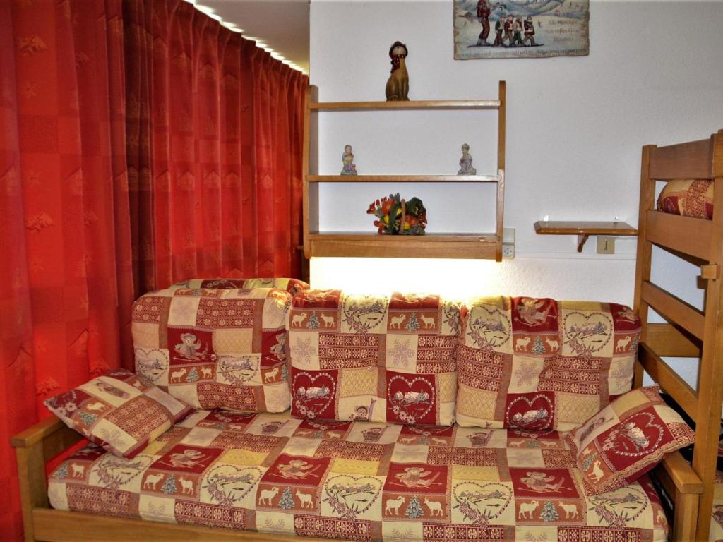 里蒙纽耶Studio Les Menuires, 1 pièce, 3 personnes - FR-1-452-26的一间卧室配有一张床和一张带枕头的沙发。