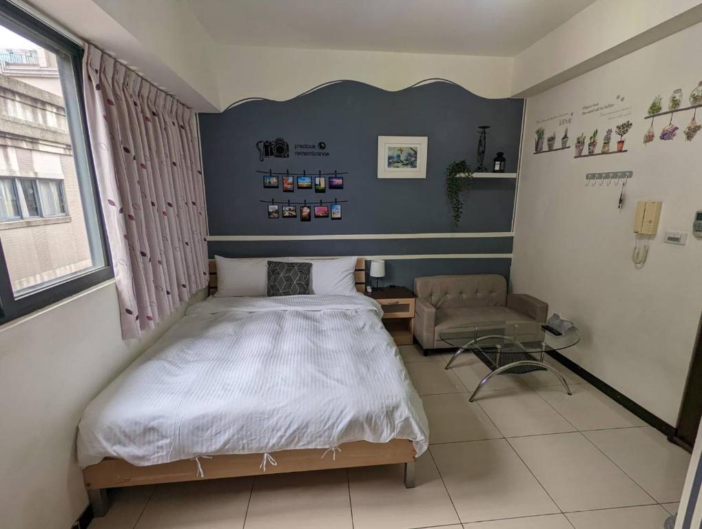 台中市一中宿屋的一间医院间,配有一张床和一把椅子