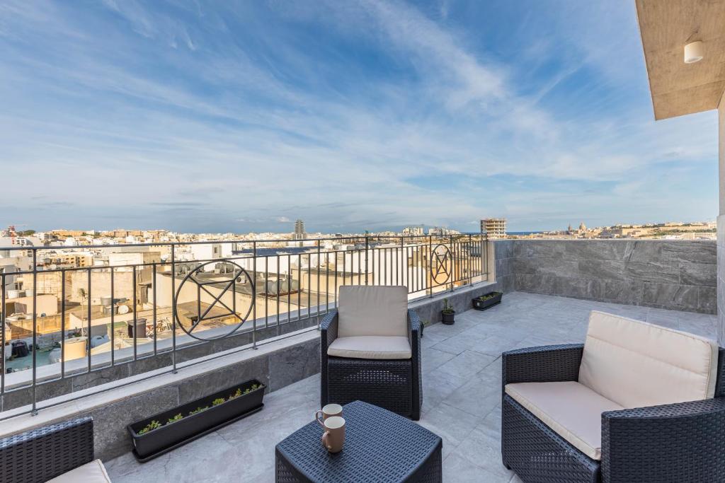 姆西达Terrace View - Stylish Two Bedroom Penthouse的带家具的阳台,享有城市美景。