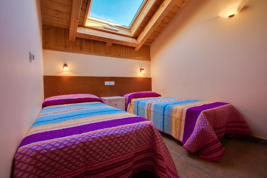 贝纳斯克自然公园旅馆的带窗户的客房内的两张床