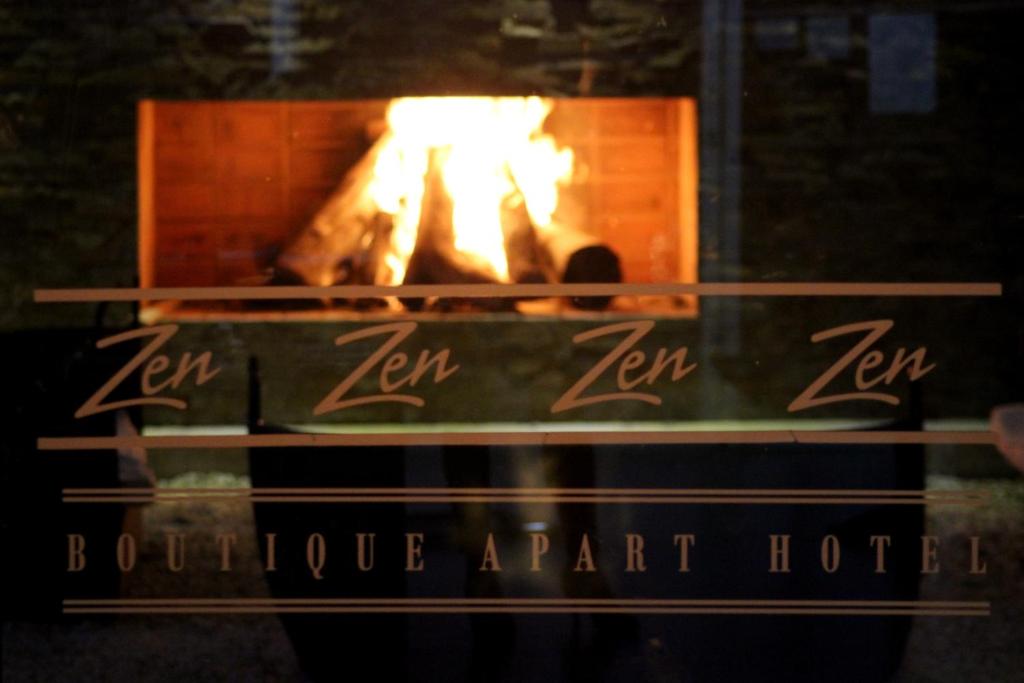 拉帕洛马泽恩精品公寓酒店的炉前的人烤火