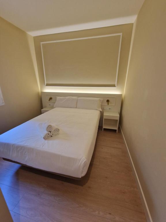马德里Le Petit Palü- Barco的小房间,配有白色床单