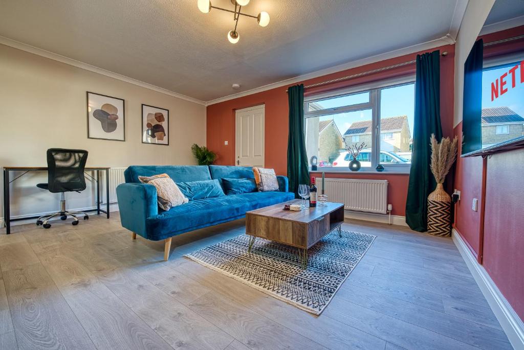 赛伦塞斯特Stratton Heights by Apricity Property - 3 bedroom house, great for work or leisure, pet friendly的客厅配有蓝色的沙发和桌子